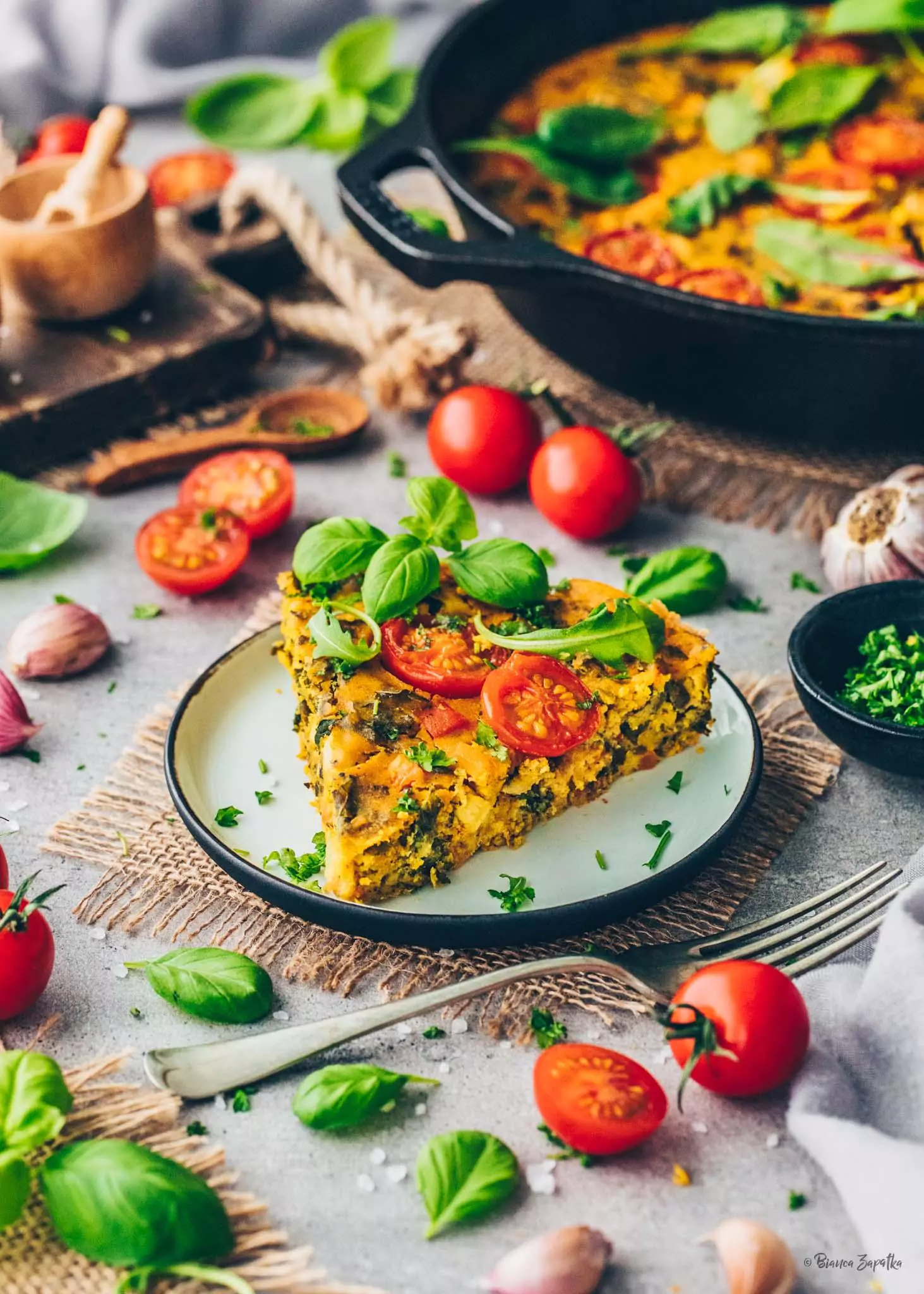 Vegane Frittata mit Gemüse und Kichererbsenmehl - Bianca Zapatka | Rezepte