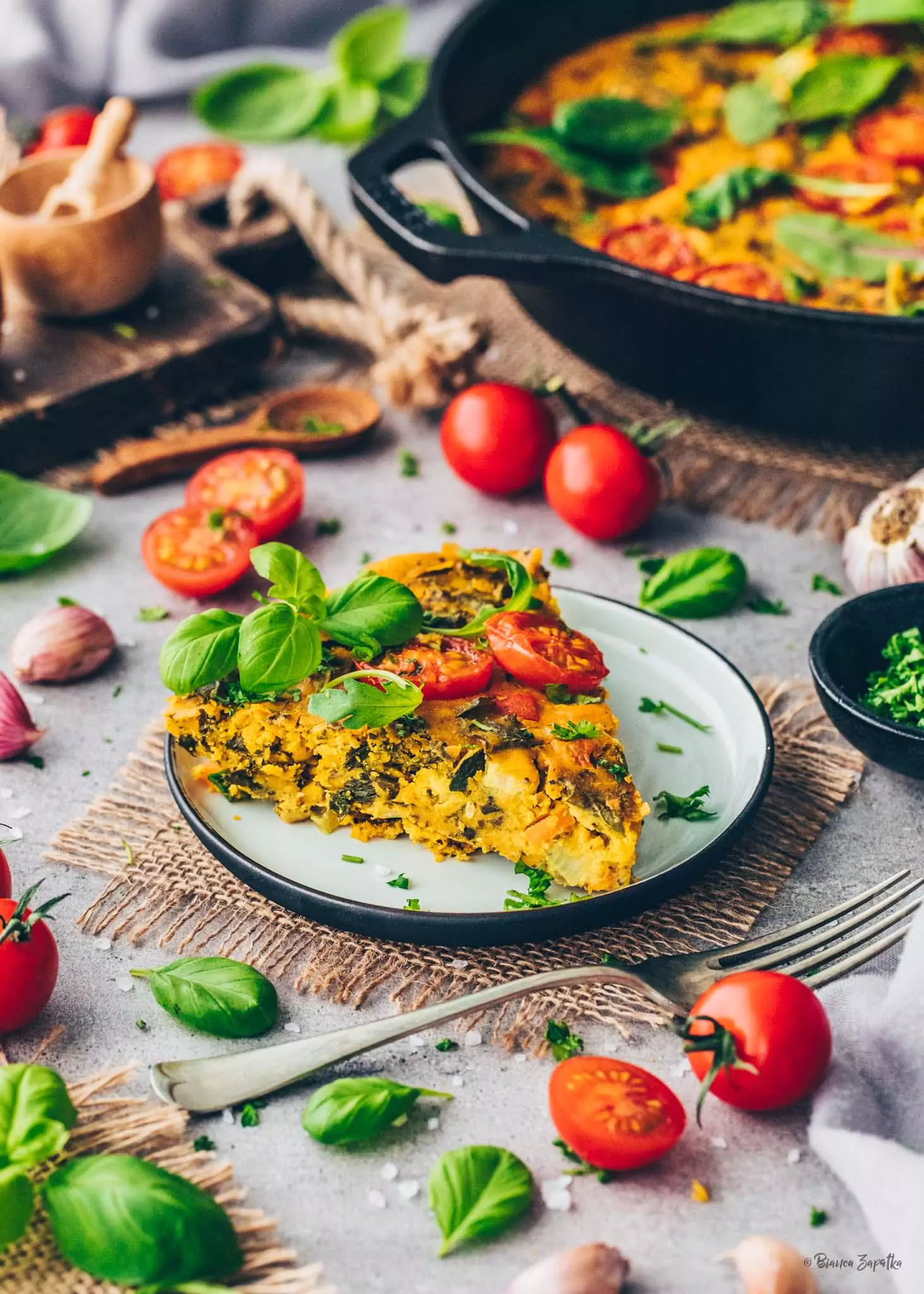 Vegane Frittata mit Gemüse und Kichererbsenmehl - Bianca Zapatka | Rezepte