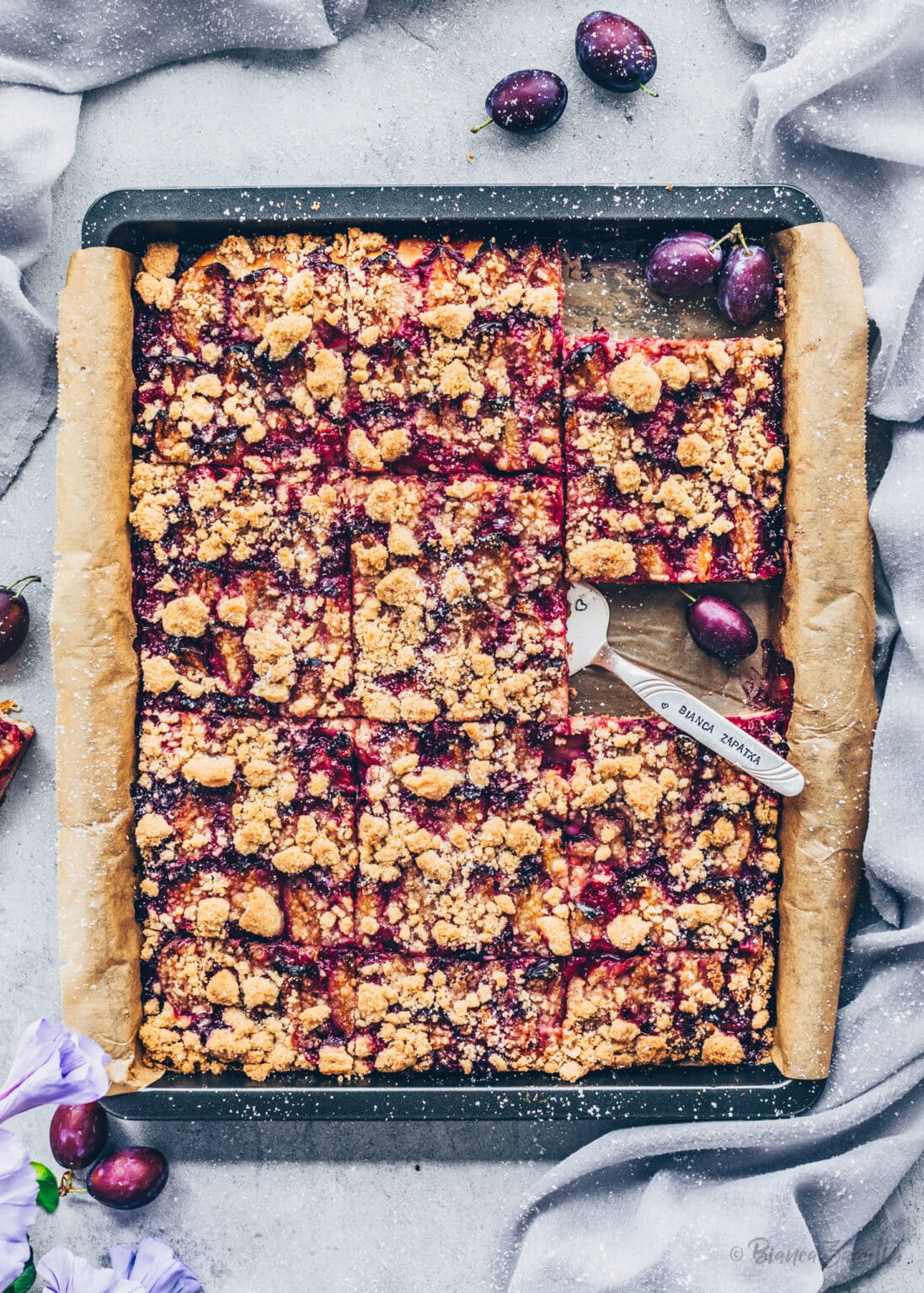Zwetschgenkuchen mit Streuseln vom Blech (Zwetschgendatschi) - Bianca ...