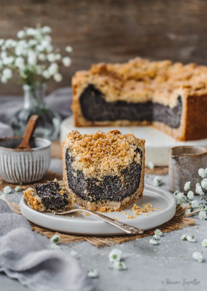 Poppy seed cake with crumble topping