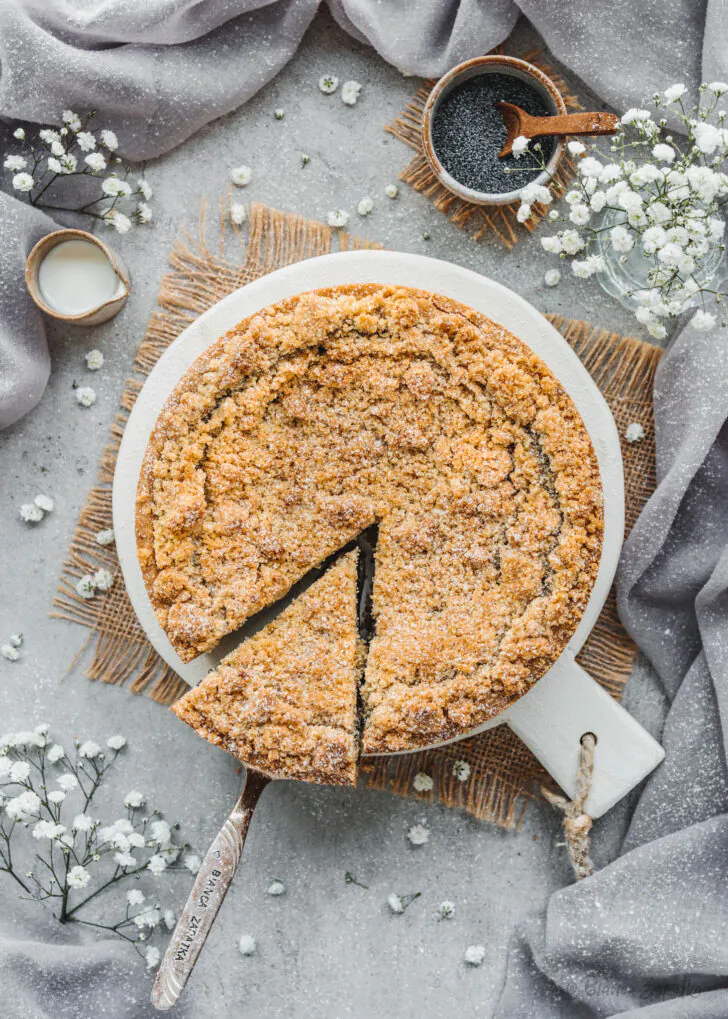 Crumble cake with poppy seed pudding filling
